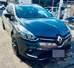 RENAULT CLIO MOSCHINO 
