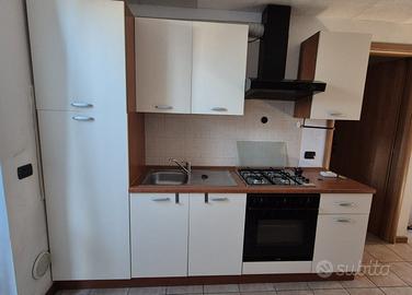 Cucina con Forno e Frigorifero 