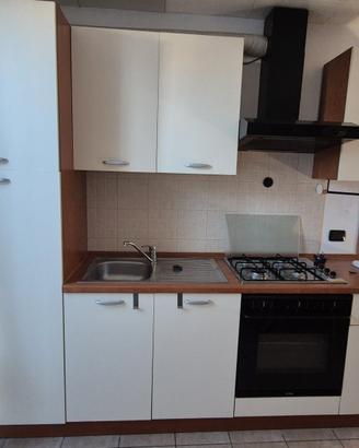 Cucina con Forno e Frigorifero 