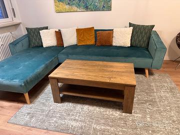 Tavolo da salotto in legno.