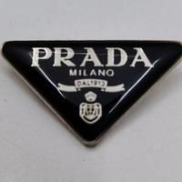 PRADA SPILLA SYMBOLE IN ACCIAIO TRIANGOLO SMALTATO