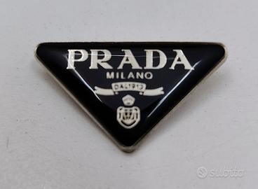 PRADA SPILLA SYMBOLE IN ACCIAIO TRIANGOLO SMALTATO