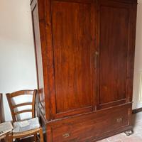 Antico armadio in legno