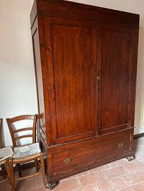 Antico armadio in legno