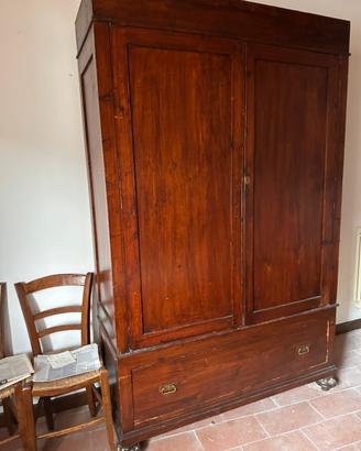 Antico armadio in legno