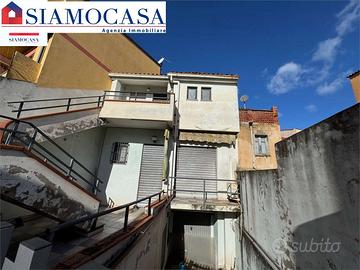 Casa con appartamento, locale commerciale e garage