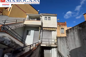 Casa con appartamento, locale commerciale e garage
