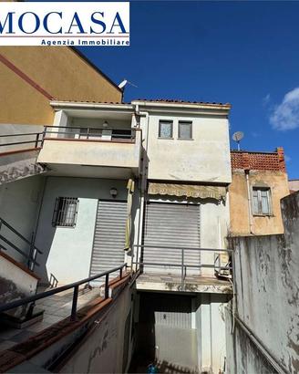 Casa con appartamento, locale commerciale e garage