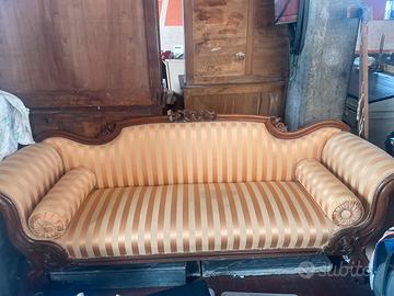 Antico divano ottocentesco imbottito