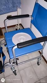 Sedia a rotelle con WC per disabili (comoda).