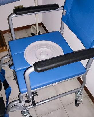 Sedia a rotelle con WC per disabili (comoda).
