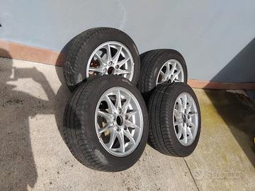 Pneumatici auto con cerchi