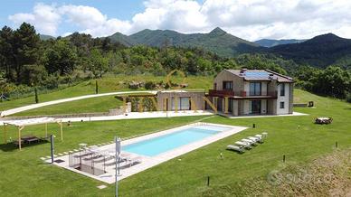 Villa di 180 m² con 5 locali e box auto a Reggello