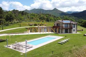 Villa di 180 m² con 5 locali e box auto a Reggello