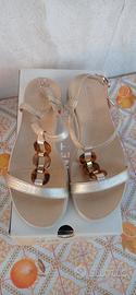 Sandali estivi color oro eleganti e versatili.