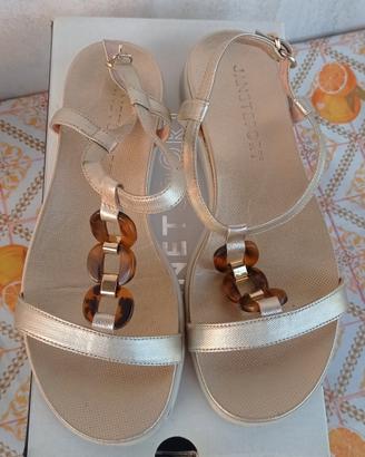 Sandali estivi color oro eleganti e versatili.