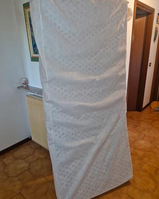 Materasso singolo con coperura antiacaro