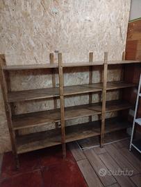 scaffale in legno di abete