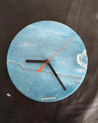 L'OROLOGIO e` FATTO di pietra il fantasma stesso 