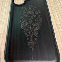 Custodia in legno nero inciso per Iphone 17