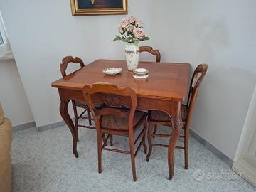 Tavolo in legno e 4sedie
