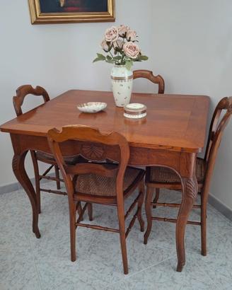 Tavolo in legno e 4sedie