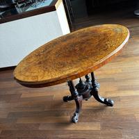 Tavolo d’appoggio ovale in legni diversi