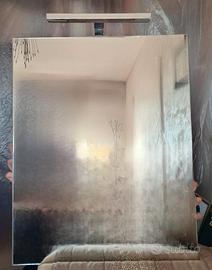 Specchio con luce integrata per il bagno