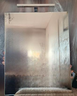 Specchio con luce integrata per il bagno