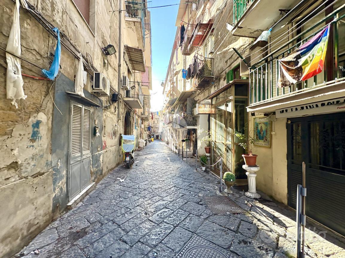 3 LOCALI A NAPOLI - Vista 3