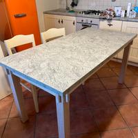 Tavolo robusto in legno, allungabile