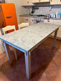 Tavolo robusto in legno, allungabile