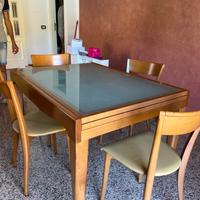 Tavolo con quattro sedie