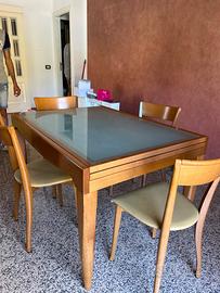 Tavolo con quattro sedie