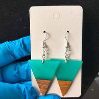 orecchini a forma triangolare resina/legno 