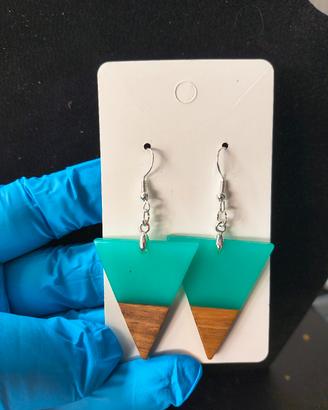 orecchini a forma triangolare resina/legno 