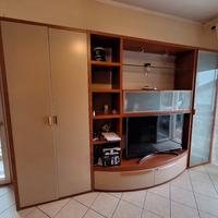 parete soggiorno + tavolo e sedie