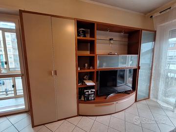 parete soggiorno + tavolo e sedie