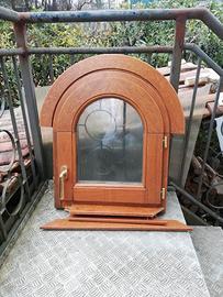 Finestra piccola con vetro camera, grata e granit