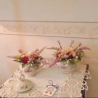 Raffinate porcellane con fiori artificiali 