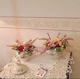 Raffinate porcellane con fiori artificiali 