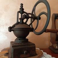 Antico macina caffè tre spade a volano..