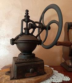 Antico macina caffè tre spade a volano..