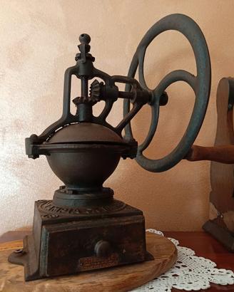 Antico macina caffè tre spade a volano..