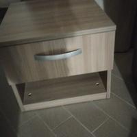 letto singolo e comodino
