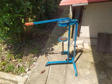 Tappatrice a leva per tappi in sughero