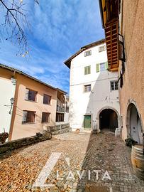 Palazzo nel centro di Montagna