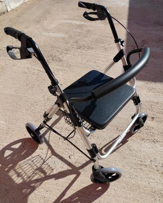 sedia per anziani con ruote richiudibile. Mai usat
