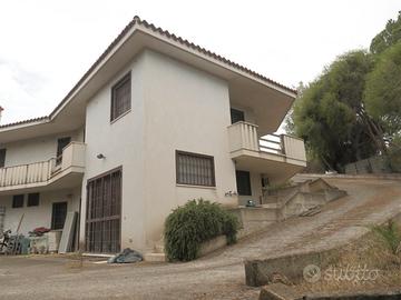 Poggio dei pini - villa bilivelli con giardino