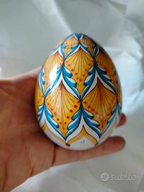 Uovo dipinto a mano